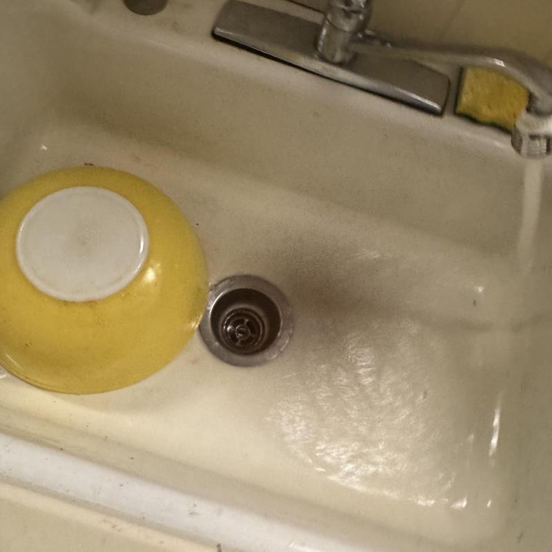 Testing clean kitchen sink drain flow rate for leaks